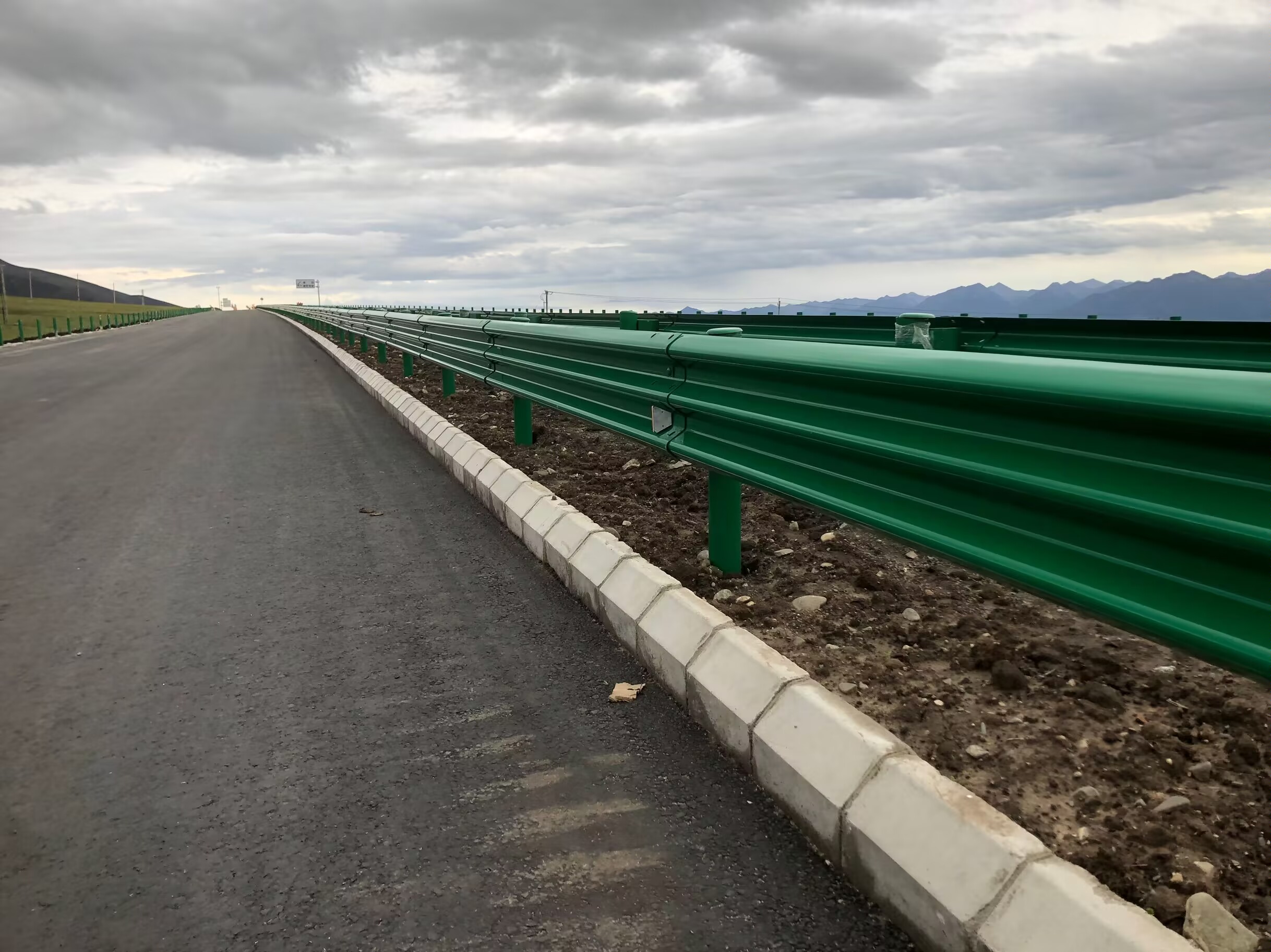 得荣县乡村公路波形护栏波形护栏板 - 推荐